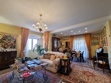 Foto Villa bifamiliare in Via Ugo Ortona 67, Catanzaro Sala di 307 m²