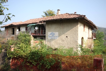 Foto Casa indipendente a Sinio di 360 m² con 10 locali in vendita