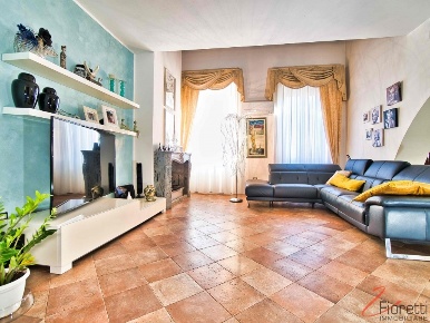 Foto Casa indipendente a Piombino Centro di 202 m² con 7 locali in vendita