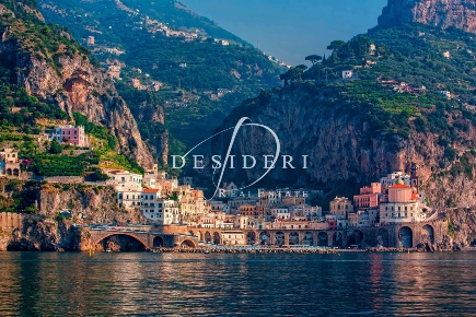 Foto Casa indipendente a Maiori Centro di 300 m² con 11 locali in vendita