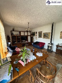 Foto Casa indipendente in VIA PER CESANO, Desio di 500 m² con 5 locali