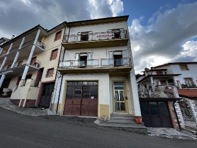Foto Casa indipendente a Castell'Azzara di 140 m² con 6 locali in vendita