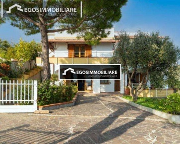 Foto Villa bifamiliare in Strada del Colle, Imperia Bussana di 275 m²