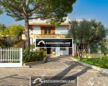 Foto Villa bifamiliare in Strada del Colle, Imperia Bussana di 275 m²