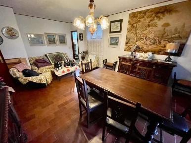 Foto Casa indipendente a Carentino di 230 m² con 7 locali in vendita
