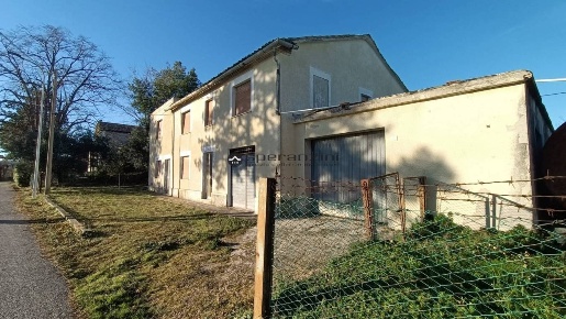 Foto Casa indipendente in Villa del Monte, Terre Roveresche di 300 m²