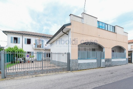 Foto Casa indipendente in VIA LOMBARDIA, Cabiate di 450 m² con 10 locali