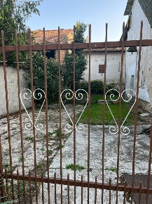 Foto Case semi ndipendenti a Carentino di 100 m² con 4 locali in vendita