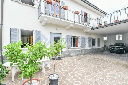 Foto Casa indipendente in VIA LOMBARDIA, Cabiate di 250 m² con 4 locali