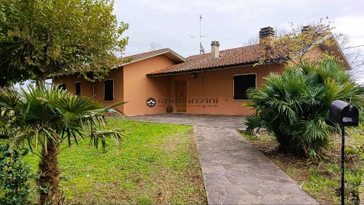 Foto Casa indipendente in via Metauro, Cartoceto di 273 m² con 4 locali