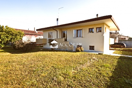 Foto Casa indipendente a Arcade Centro di 200 m² con 8 locali in vendita