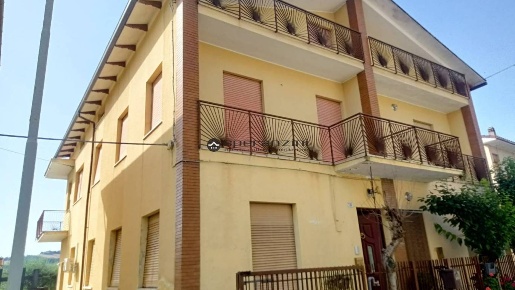 Foto Casa indipendente in via Enrico Fermi 34, Fossombrone Centro di 298 m²
