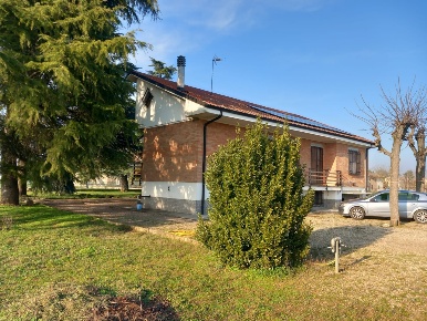 Foto Casa indipendente a Alessandria di 250 m² con 7 locali in vendita