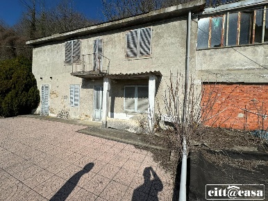 Foto Case semi ndipendenti a Lauriano Centro di 150 m² con 9 locali