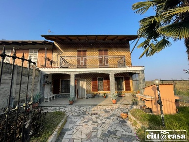 Foto Casa indipendente a Crescentino Centro di 140 m² con 5 locali