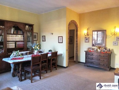 Foto Casa indipendente in VIA ARIOSTO, Cabiate di 450 m² con 8 locali