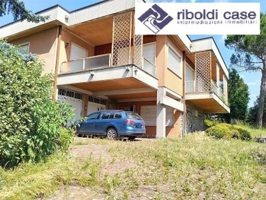 Foto Casa indipendente in VIA DON GUANELLA, Carugo di 500 m² con 5 locali