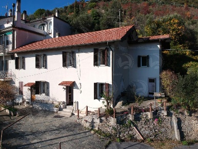 Foto Case semi ndipendenti a Alassio di 150 m² con 6 locali in vendita