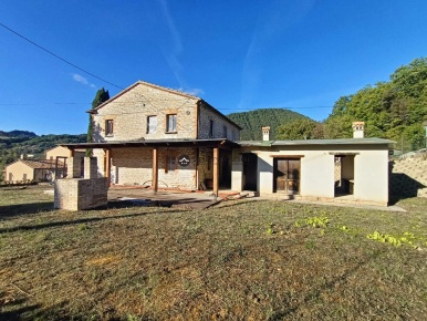 Foto Casa indipendente in VIA BELLAGUARDIA, Fossombrone di 300 m²