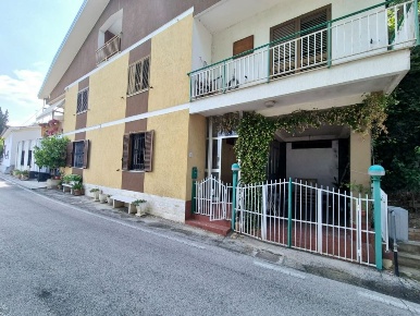 Foto Case semi ndipendenti in Via Pagliara, Casacanditella di 150 m²