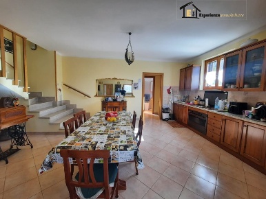 Foto Case semi ndipendenti in Via Meleta, Casperia Centro di 210 m²