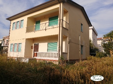 Foto Casa indipendente a Carrara Avenza di 290 m² con 11 locali in vendita