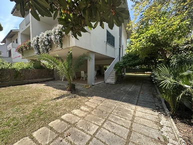 Foto Case semi ndipendenti in Via Ludovico Ariosto, Tortoreto di 300 m²