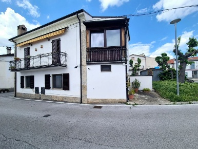 Foto Case semi ndipendenti a Casacanditella Centro di 130 m² con 5 locali