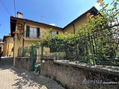 Foto Case semi ndipendenti in via Milano, Magreglio di 120 m² con 3 locali