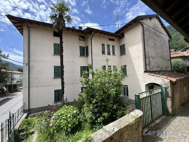 Foto Casa indipendente in via Voltone, Valbrona Osigo di 407 m² in vendita
