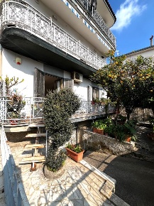 Foto Case semi ndipendenti a Casoria Centro di 230 m² con 4 locali