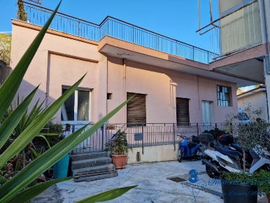 Foto Case semi ndipendenti in via Privata Cazzulini, Alassio di 185 m²