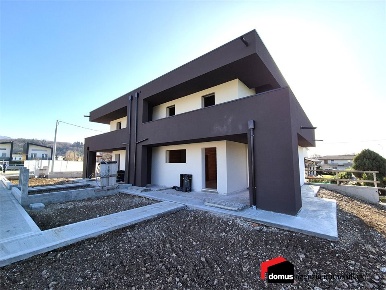 Foto Case semi ndipendenti a Carrè di 280 m² con 10 locali in vendita