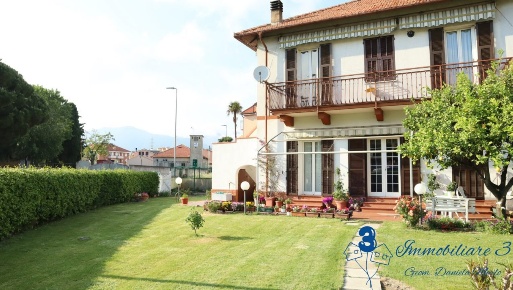 Foto Casa indipendente a Albenga Centro di 517 m² con 7 locali in vendita
