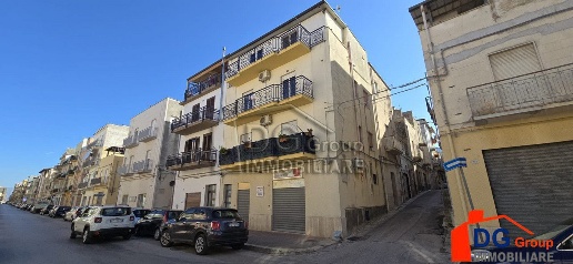 Foto Casa indipendente in VIA UGOFOSCOLO, Alcamo Semicentro di 195 m²
