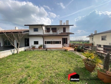 Foto Case semi ndipendenti a Carrè di 280 m² con 7 locali in vendita