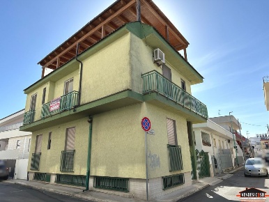 Foto Casa indipendente in Via Modigliani, Adelfia di 250 m² con 6 locali