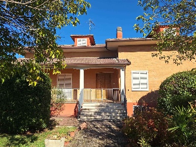 Foto Casa indipendente a San Ginesio Centro di 350 m² con 14 locali