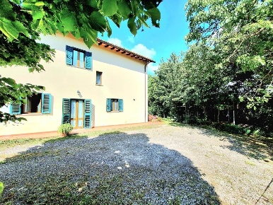 Foto Casa indipendente a Vicchio Centro di 190 m² con 8 locali in vendita