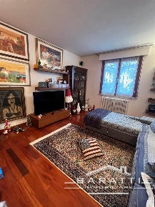 Foto Casa indipendente a Gonzaga Centro di 330 m² con 7 locali in vendita