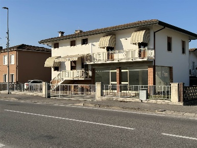 Foto Casa indipendente a Pojana Maggiore di 287 m² con 10 locali in vendita