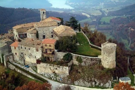 Foto Casa indipendente a Labro di 150 m² con 6 locali in vendita