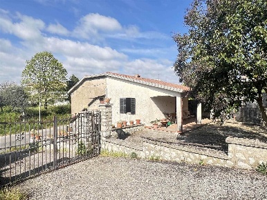 Foto Casa indipendente a Montebuono Colleberardo di 204 m² con 10 locali