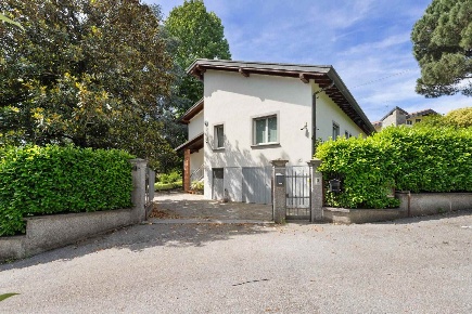 Foto Casa indipendente in Via Dei Ciliegi 7, Lurago d'Erba Centro di 380 m²