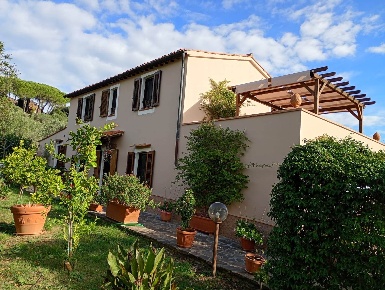 Foto Casa indipendente a Massa Marittima di 183 m² con 5 locali in vendita