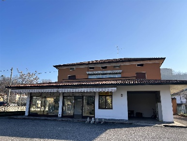 Foto Casa indipendente in Largo Terzi Giacomo 21, Capriolo di 425 m²