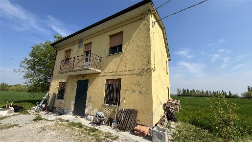 Foto Casa indipendente a Mirandola di 177 m² con 8 locali in vendita