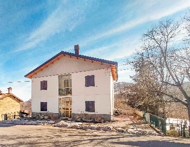 Foto Casa indipendente a Frassinoro di 201 m² con 10 locali in vendita
