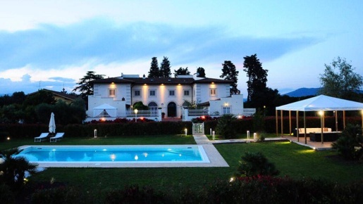 Foto Casa indipendente a Signa di 1078 m² con 20 locali in vendita