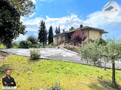 Foto Casa indipendente a Pollenza di 175 m² con 8 locali in vendita